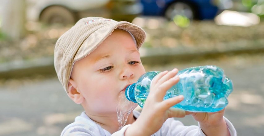 Ako pijete flaširanu vodu, unosite duplo više čestica mikroplastike